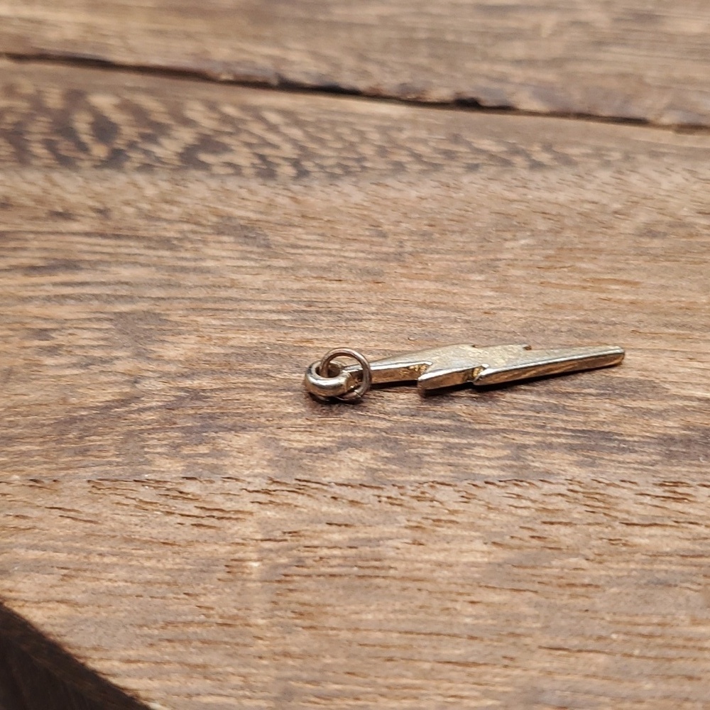 Lighting‎ bolt charm - Picture 2 of 2